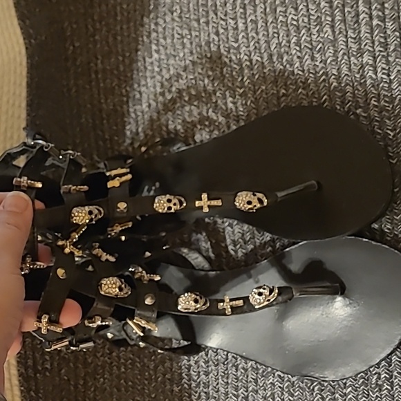 Skull and cross sandals - Picture 3 of 5